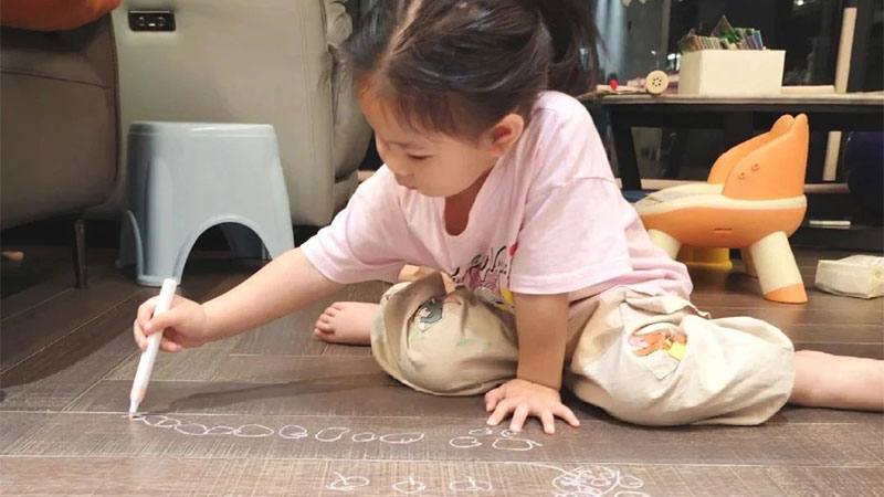 熊孩子趴地搞藝術(shù)，家里地板變畫(huà)布！媽媽?zhuān)盒液卯?dāng)初買(mǎi)的是天格