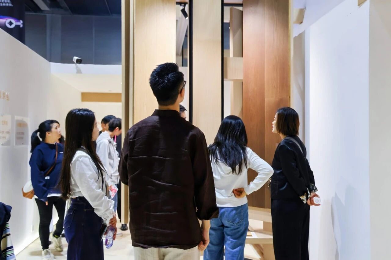 設(shè)計(jì)大咖說(shuō)丨為什么“超大規(guī)格地板”正在成為高端住宅的標(biāo)配？